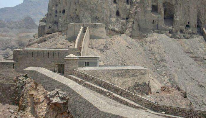 قلعة الغدير التاريخية في البريقة.. معلم يحرس مدخل عدن ويواجه الإهمال (صور)