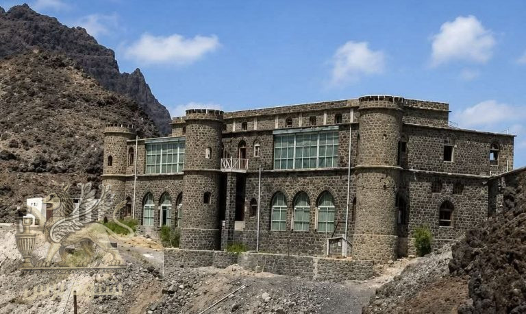 مدرسة أبناء السلاطين في عدن “جبل حديد”.. معلم تاريخي ينتظر الإنقاذ بعد قرنين من الزمن