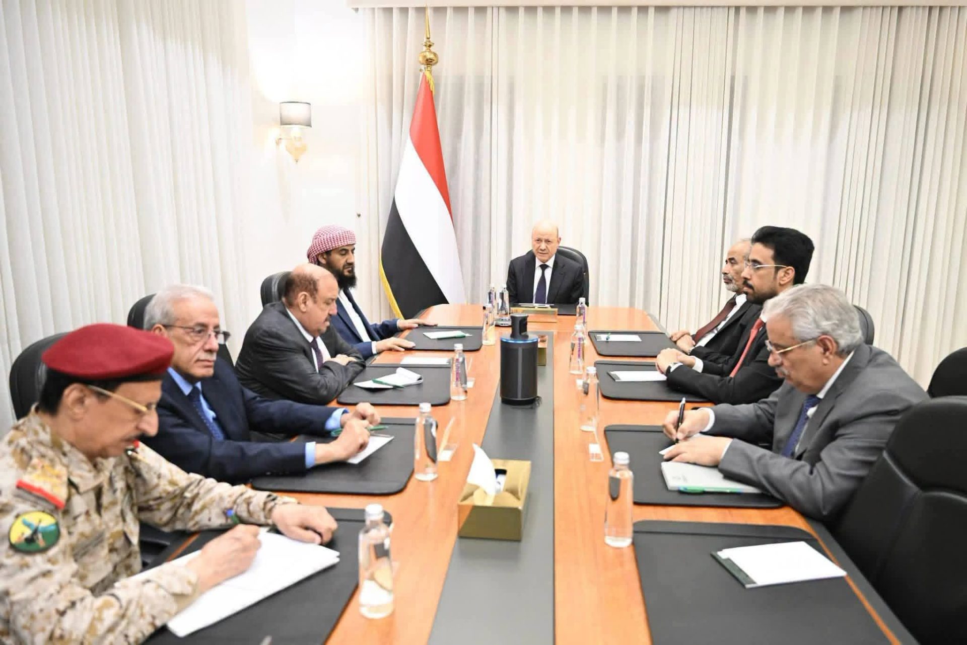 العليمي و “رئاسي الفنادق”: وطنيون أم مرتزقة؟! وما شأن الشعب بنفط تستقر أمواله في جيوبكم؟